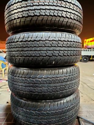 285-65-17 Dunlop Tire. Whatsapps number 77006930