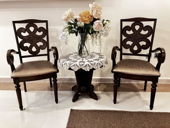 tea table with 2 chairs