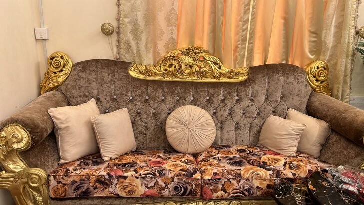 كنب 3كبار و 2صغار يكفي 10 اشخاص تقريبًا (مستعمل)